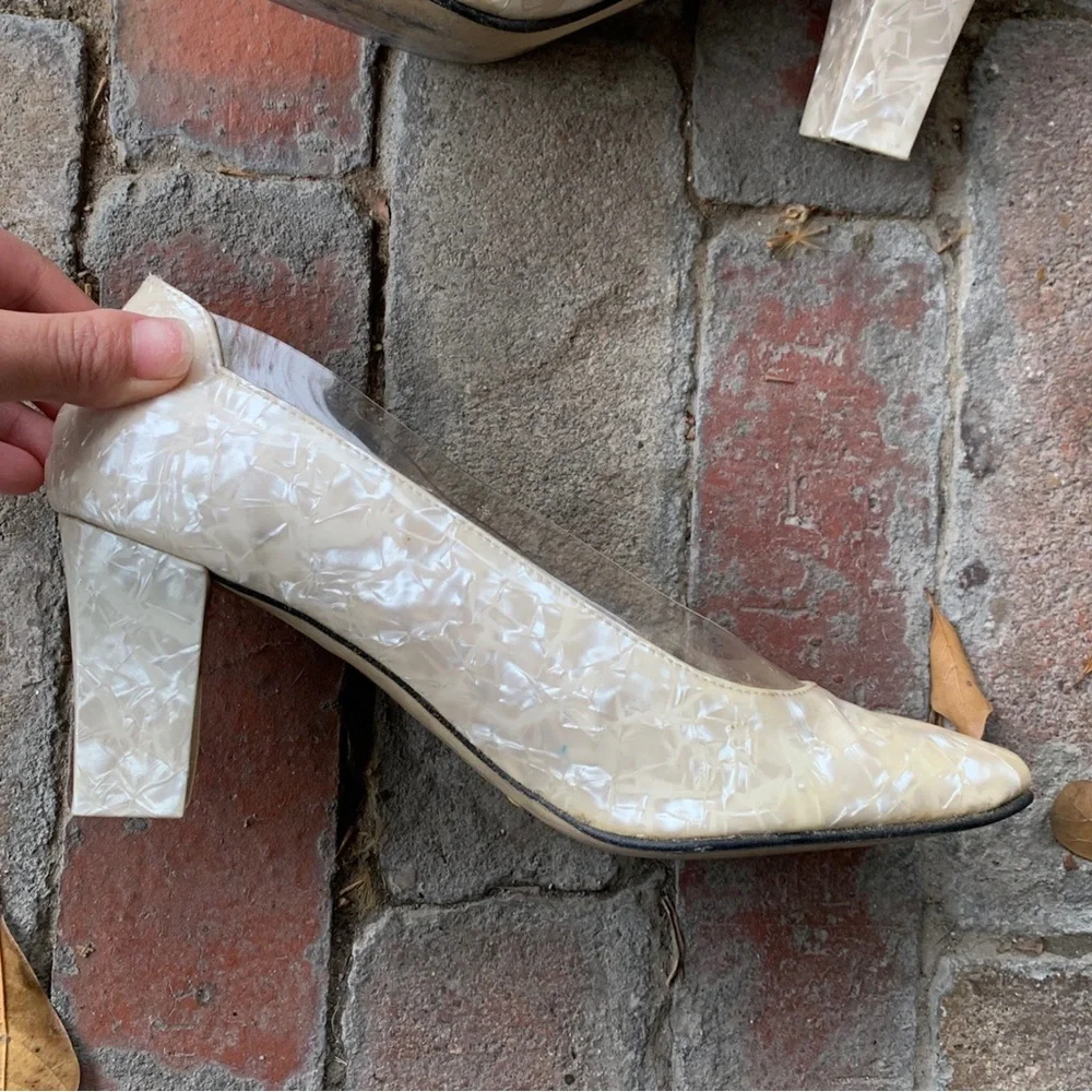 VINTAGE‎ CREAM PEARLESCENT MARBLE PUMPS